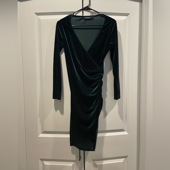 NWOT Women’s Green Velvet Long Sleeve Dress - Picture 2 of 3